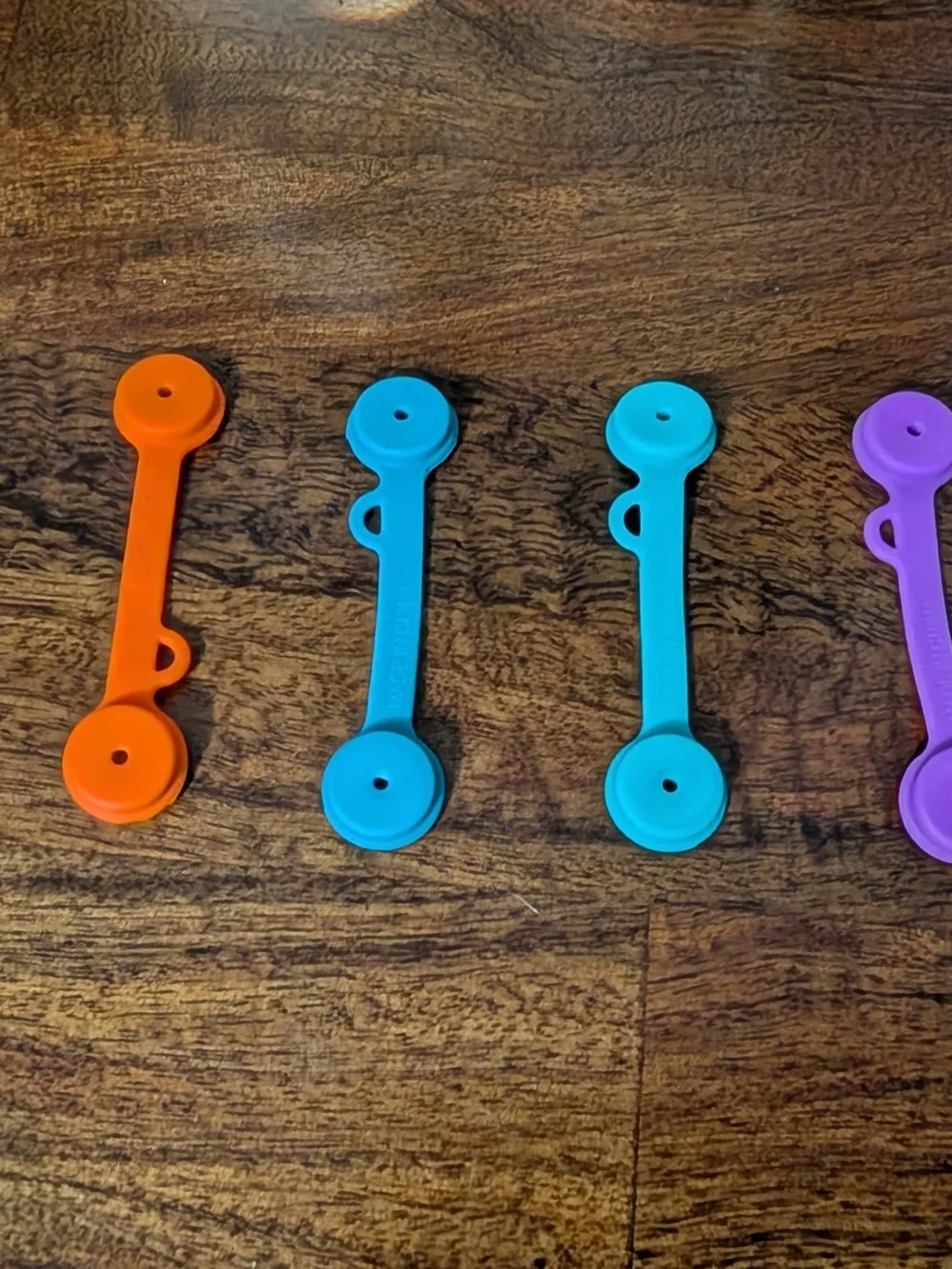 SUNFICON 4 Pack Magnetic Silicone Cable Organizers Cord Clips Ties NWOT